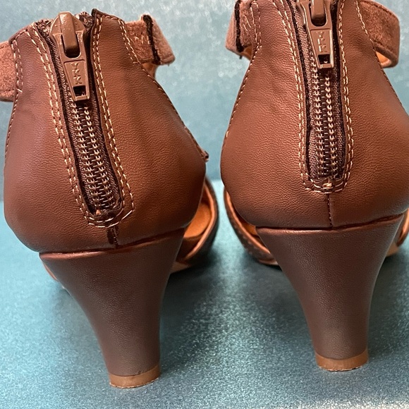 ComfortView Women's Light Brown Suede Shoes - Picture 3 of 6